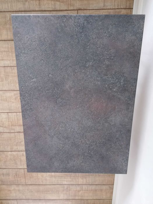 Masa nouă, culoare gri cu picioare metalice.