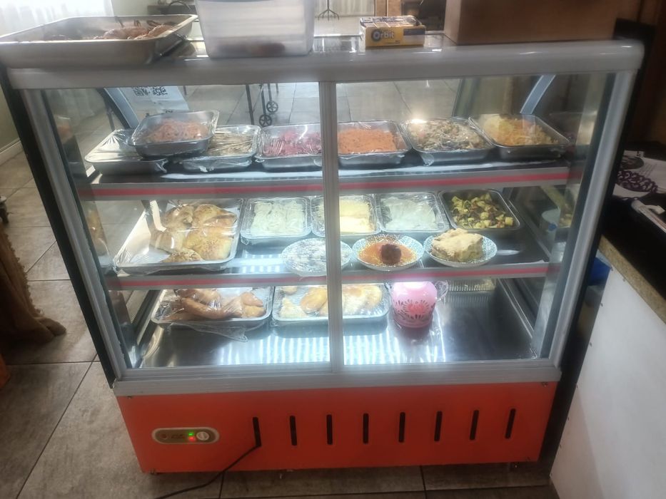 Витриннный холодильник