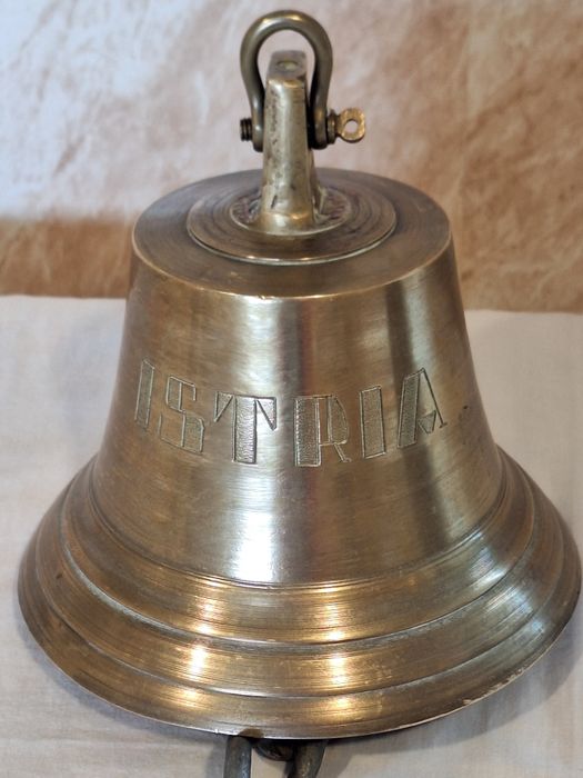 Огромни корабни камбани