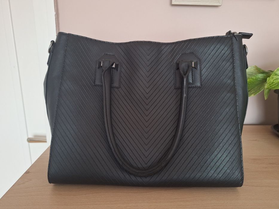 Продавам 2бр. Дамски чанти