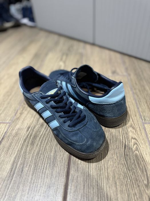 продаются оригинальные спешелы адидас