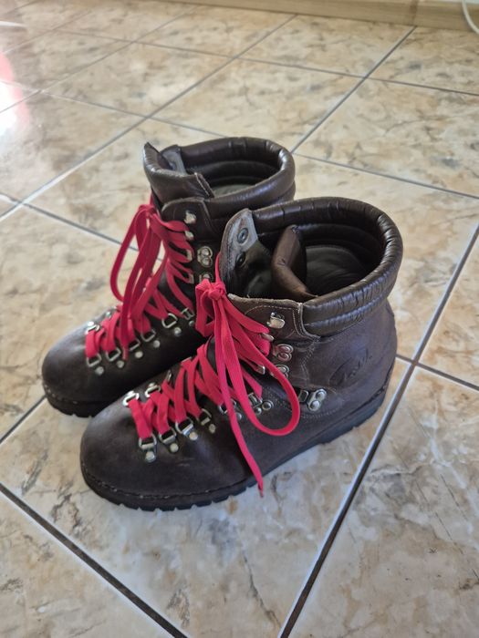 Vând bocanci tehnici  piele  mărimea 44.,5 , LOWA