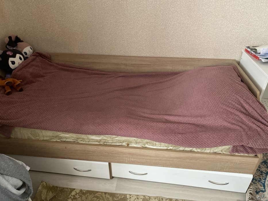 Продам срочно кровать с матрасом