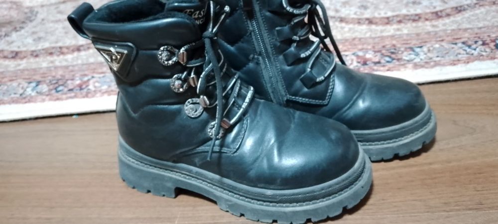 Oyoq kiyimlar sotiladi