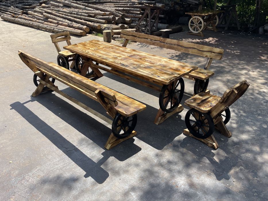 Masa din lemn masiv cu roata