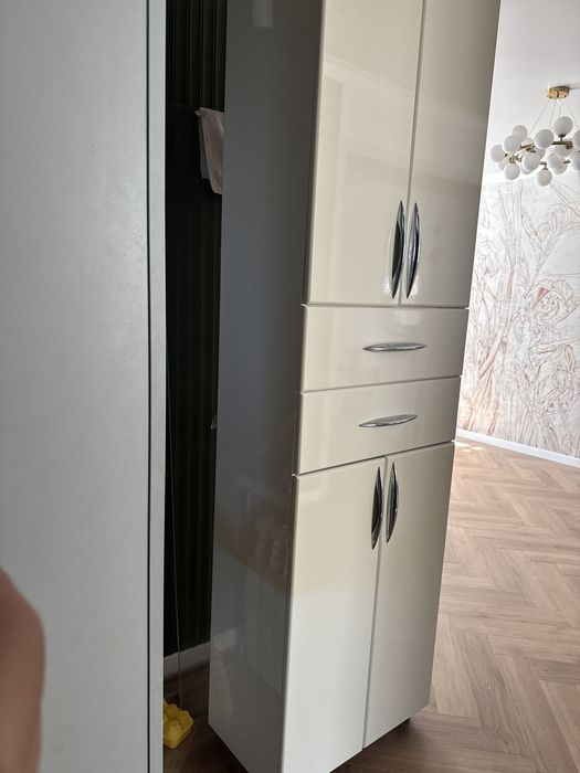 Продаю шкаф молочного цвета