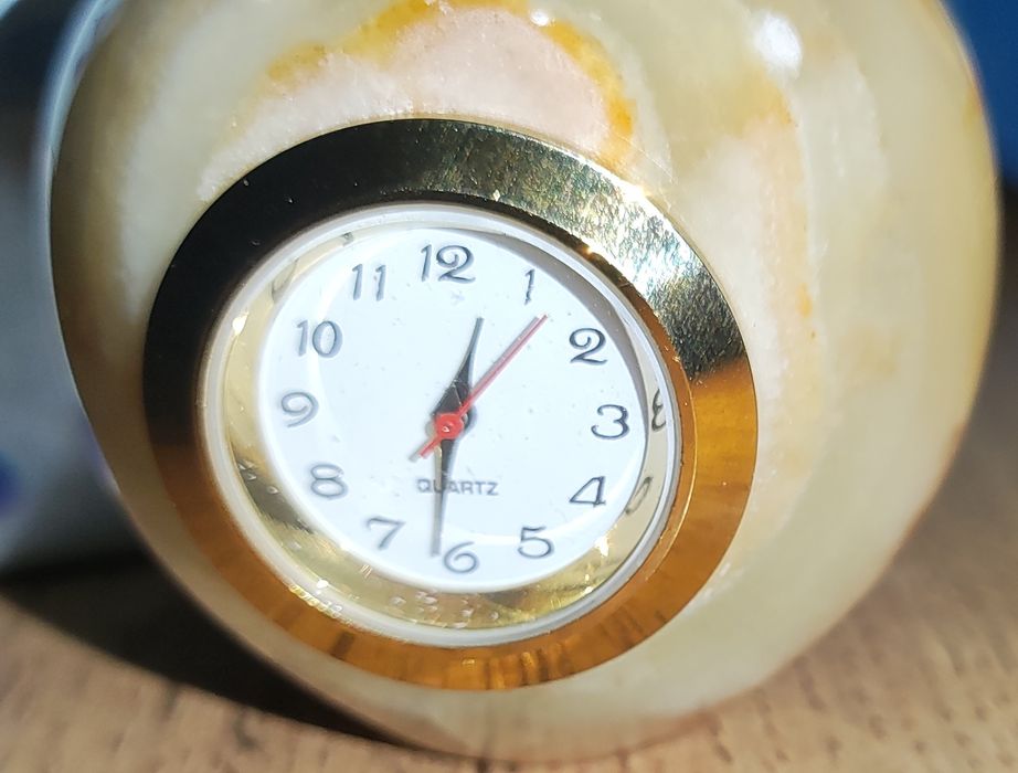 Часы-яблоко из камня оникс. С коробкой.