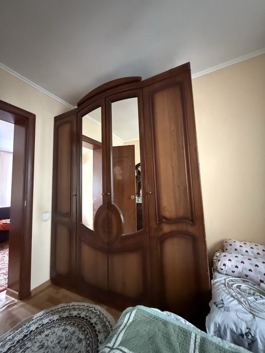 Продается шкаф,тумбочки,и комод