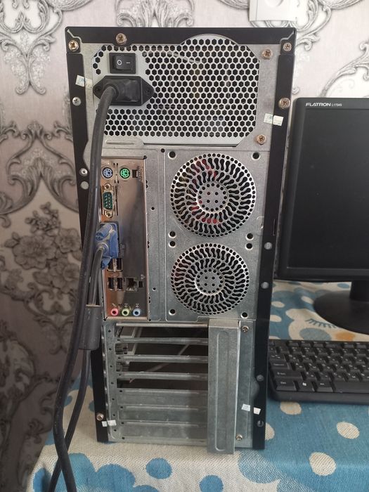 Lg kompyuter rangi qora