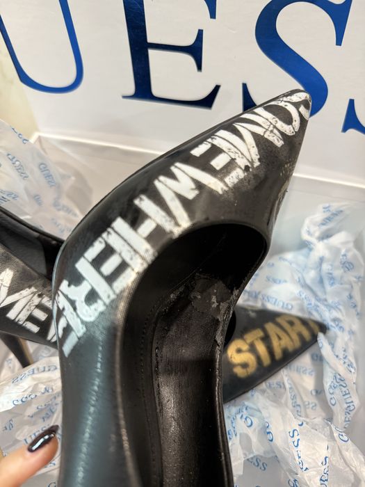 Обувки на ток Guess