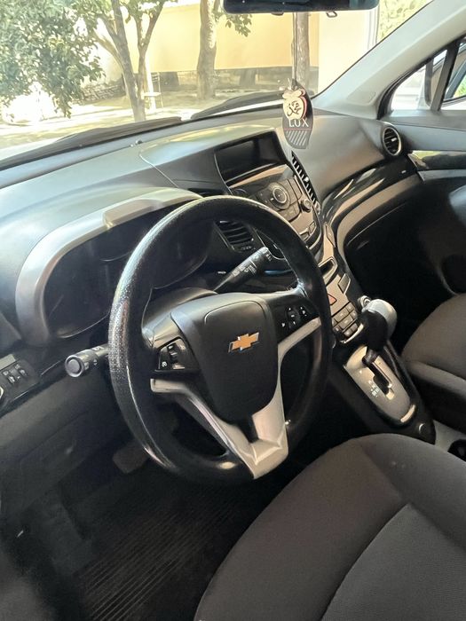 Bita orqa pasajir tomon eshikda kiraska bor qolgan joyi radnoy