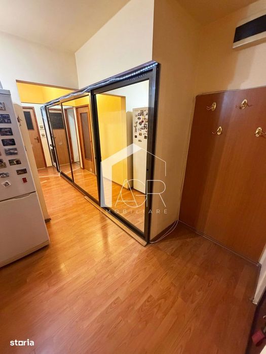 Apartament cu 3 camere, decomandat, zona 9 Mai