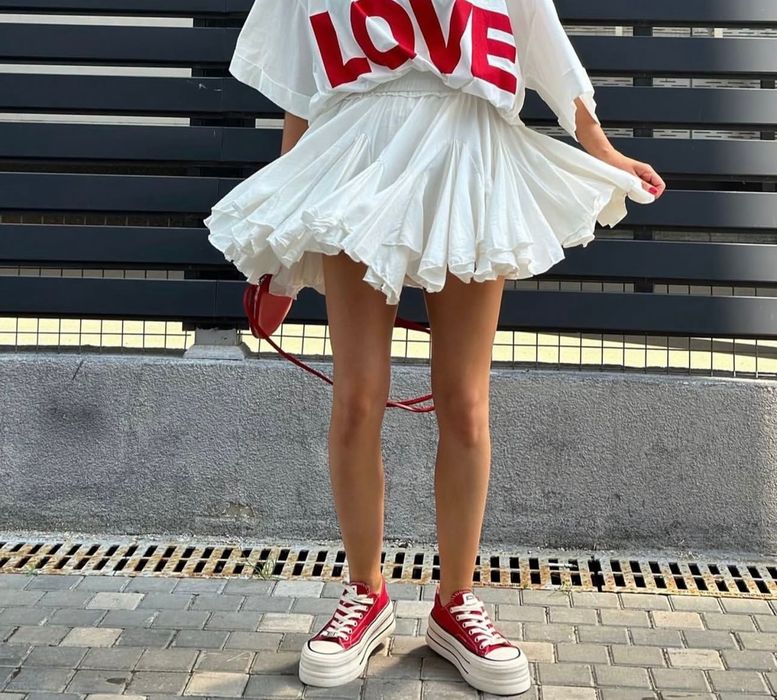 Богато набрана пола. Ластична талия.