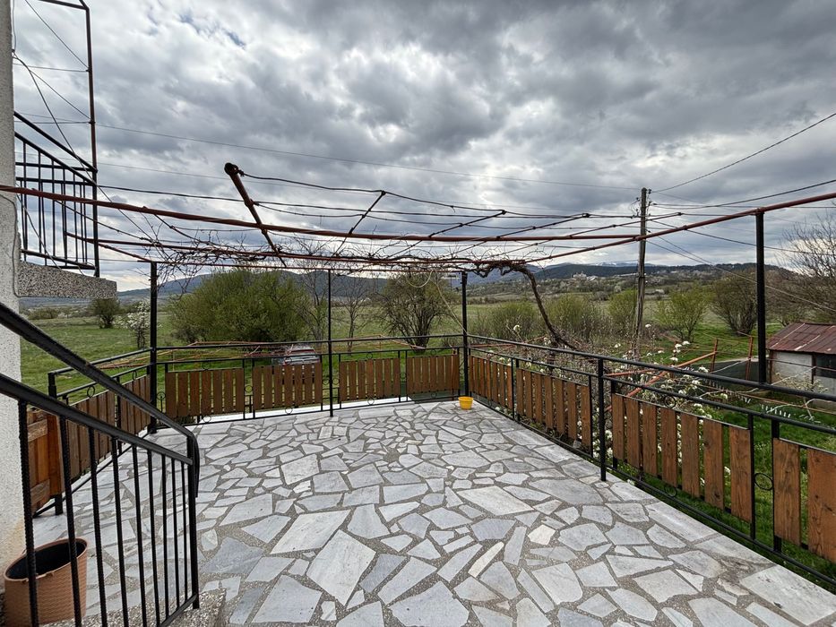 Самостоятелна къща с двор и гараж в Кюстендил