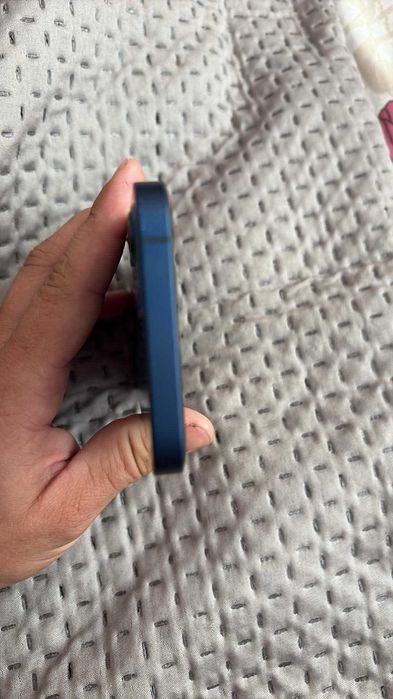 Продавам iPhone 12