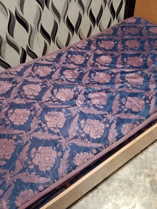 Продам кровать с матрасом