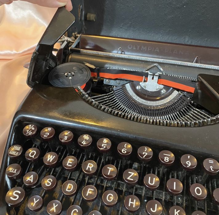 Mașină de scris Olympia-Plana metalică, stare excelenta, cadou ideal