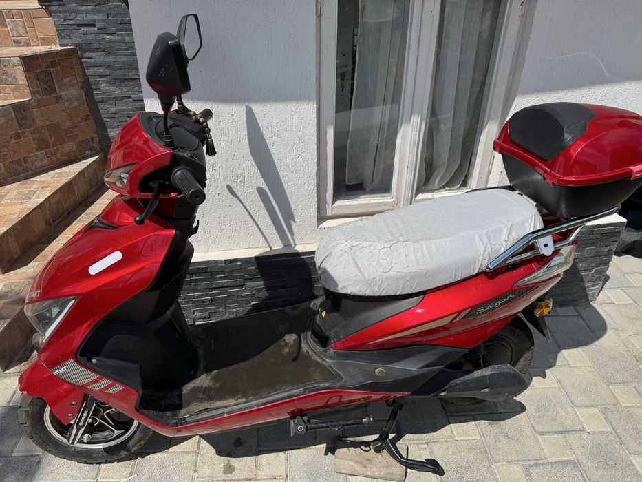 Scuter electric Rotakt Saigon – În GARANȚIE, port USB, Top Case + Husă CADOU (Fără permis)
