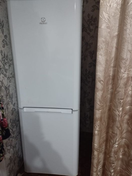 Продам холодильник индезит