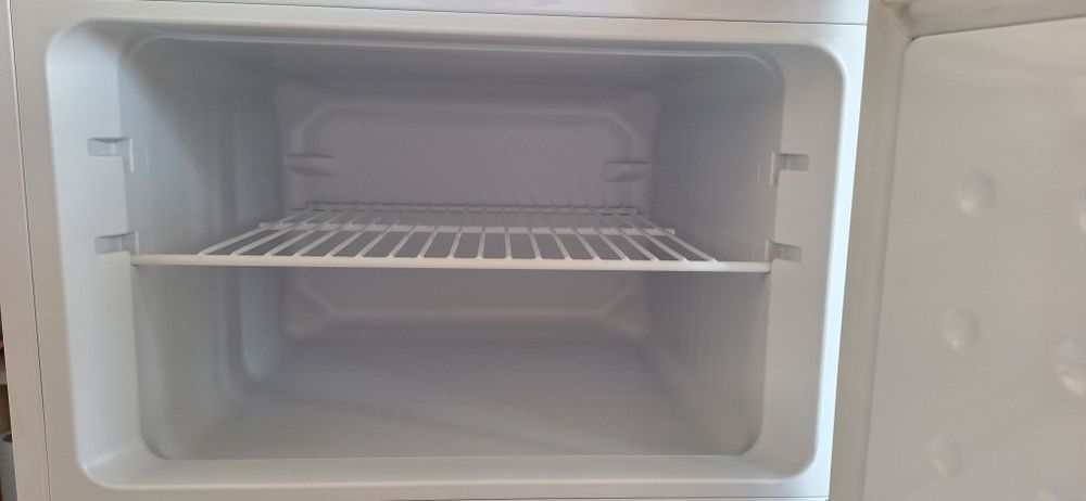 Свободностоящ хладилник с горен фризер Beko DSA 25020