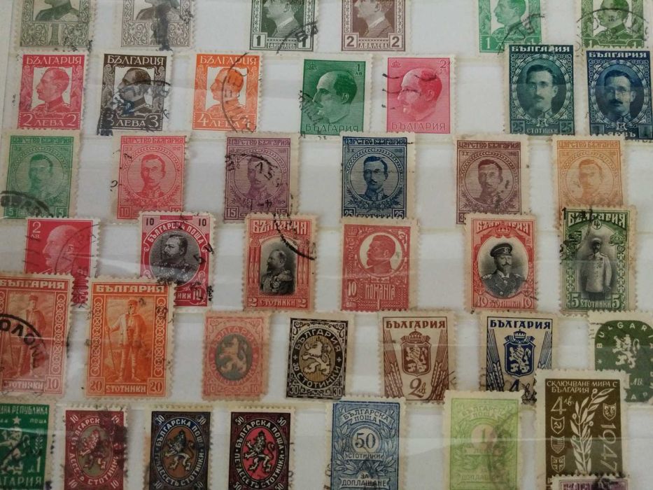 Класьор със стари пощенски марки за колекционери.