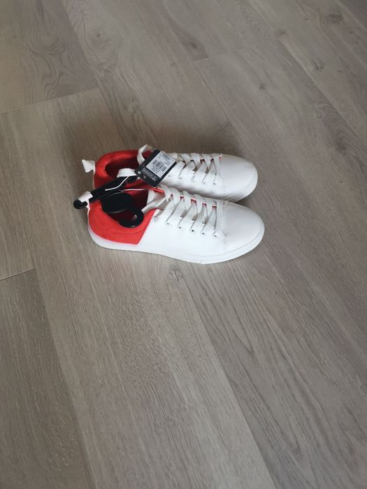 Teniși noi cu eticheta, mărimea 37,38,39