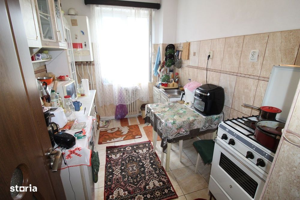Vând apartament 3 camere în Hunedoara, zona Micro3-Profi, etaj 2..