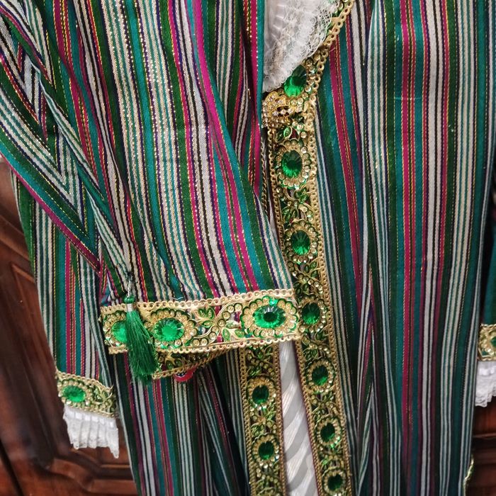 Kelinlik koʻylaklar yap yangi.Tikilgan kiyilmagan.Chimildiqda kiyiladi