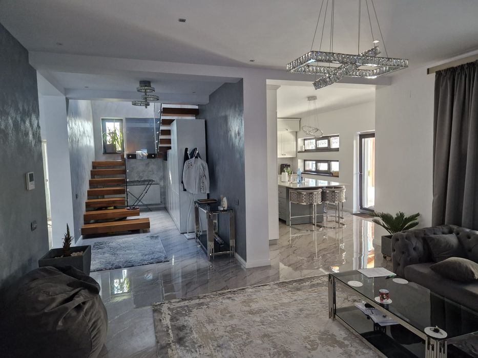 Vand casa P+1 zona Spitalul Judetean