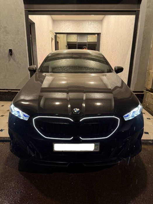 Продам BMW i5 xDrive40 в M-Perfomance обвесе + навароты , официальная