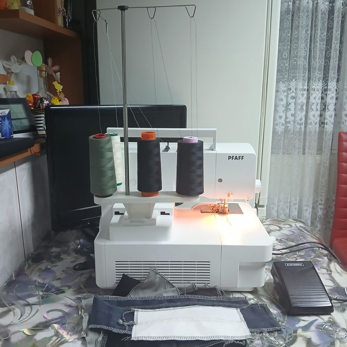 Masina de surfilat cu 2 ace si 4 fire overlock PFAFF  hobbylock  2,5
