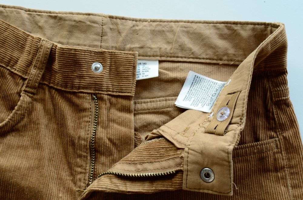 Панталон за момче H&M, тип джинси, кадифена материя. Подходящ за есен-пролет. Размер 140