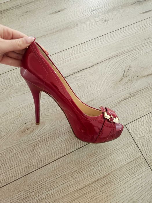 Guess обувки червени