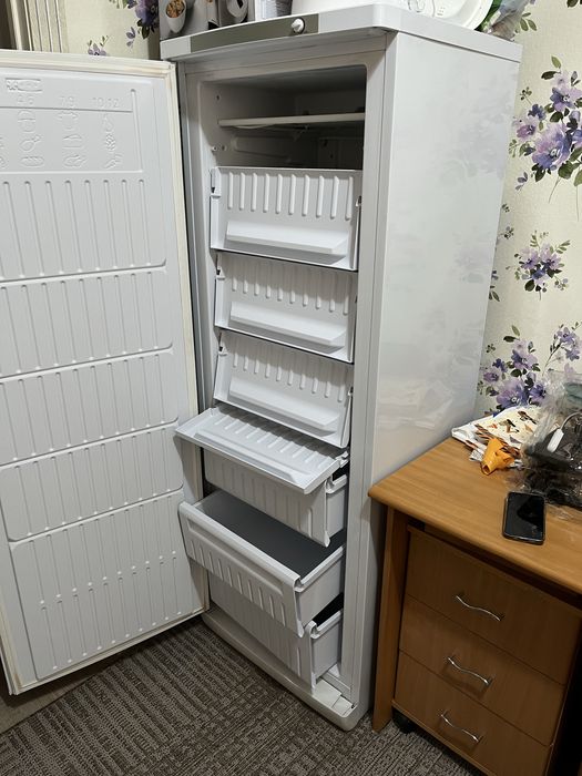 Продам морозилку Indesit