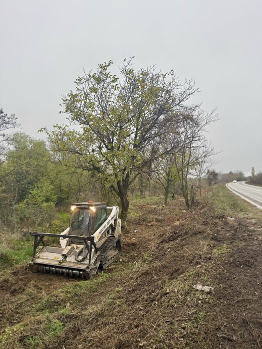 Почистване на парцели верижен бобкат мулчер шредер