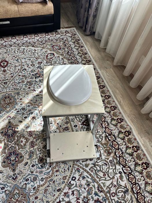 Коляска для перевозки инвалидов на унитаз