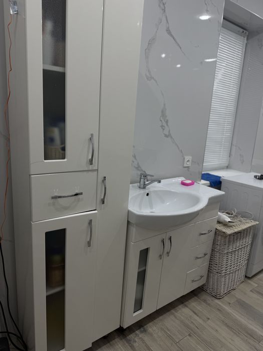 Шкаф для ванной, с умывальником