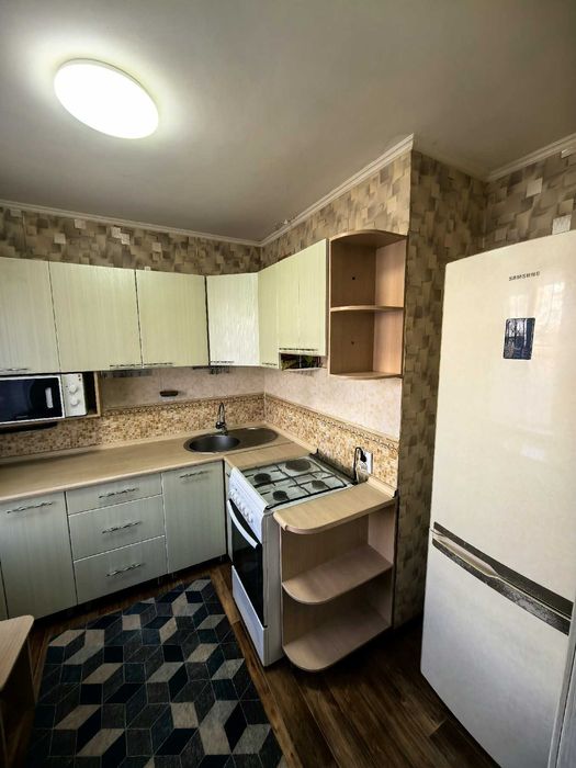 Сдается 3 комнатная квартира в первом микрорайоне.