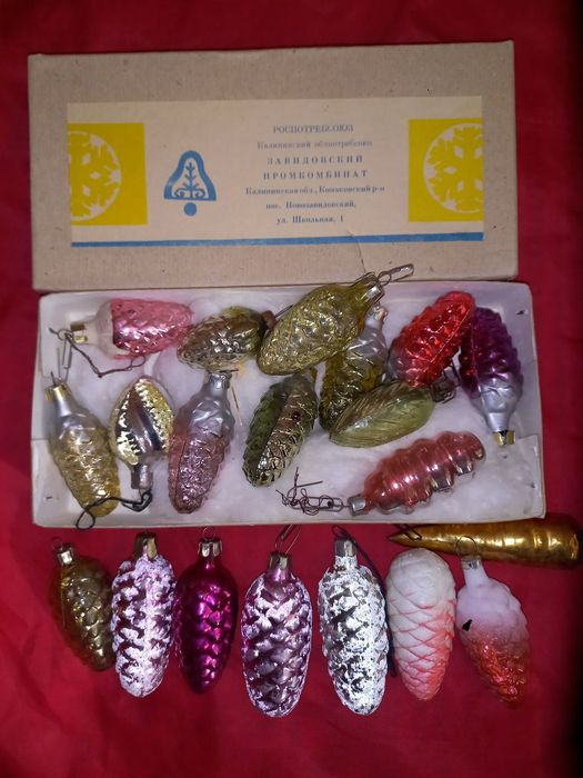 Ёлочные стеклянные игрушки шишки.