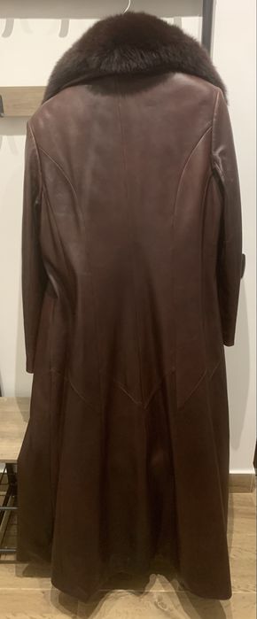 Vând haine de blanā si piele, de damā.