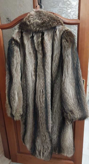 Продается шуба из меха енота
