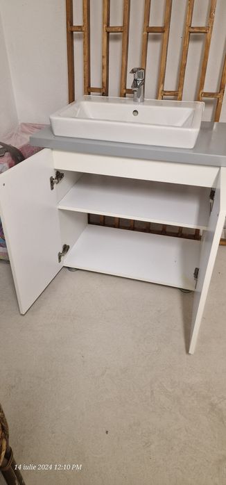 Vând corp mobilier cu lavoar