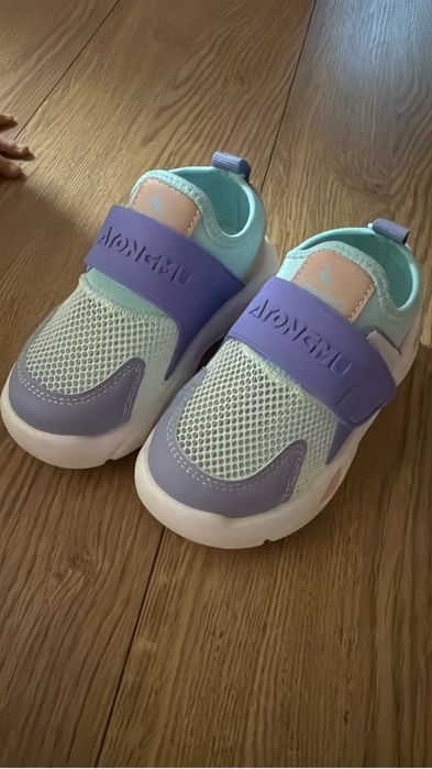 Продам новые детские кроссовки