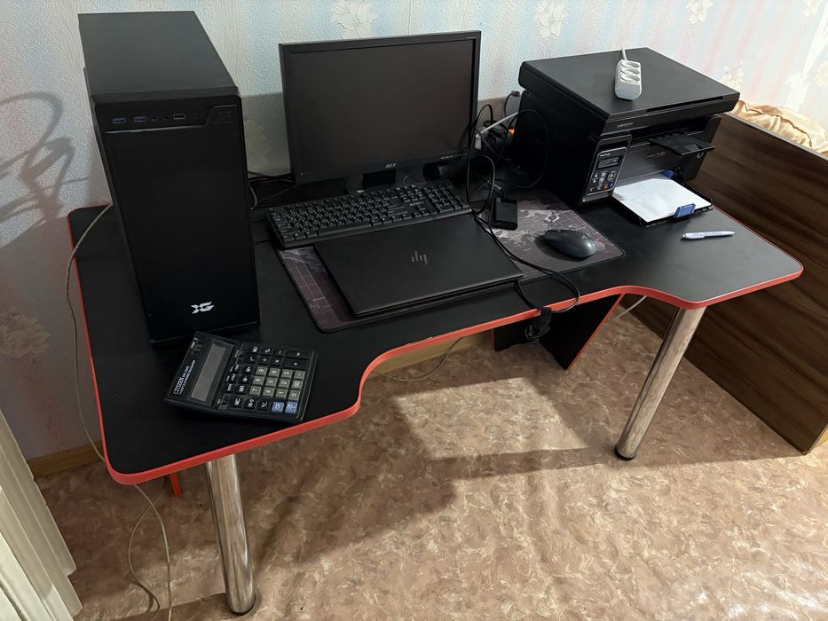 Срочно продам компьютерный стол