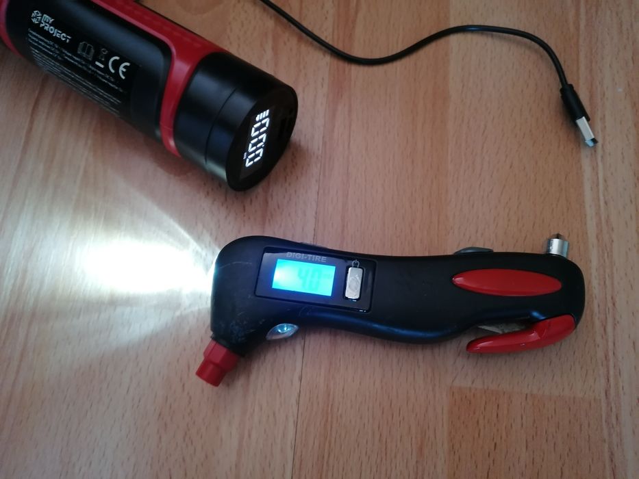 Compresor cu acumulator portabil si un Multitool electric util in masina