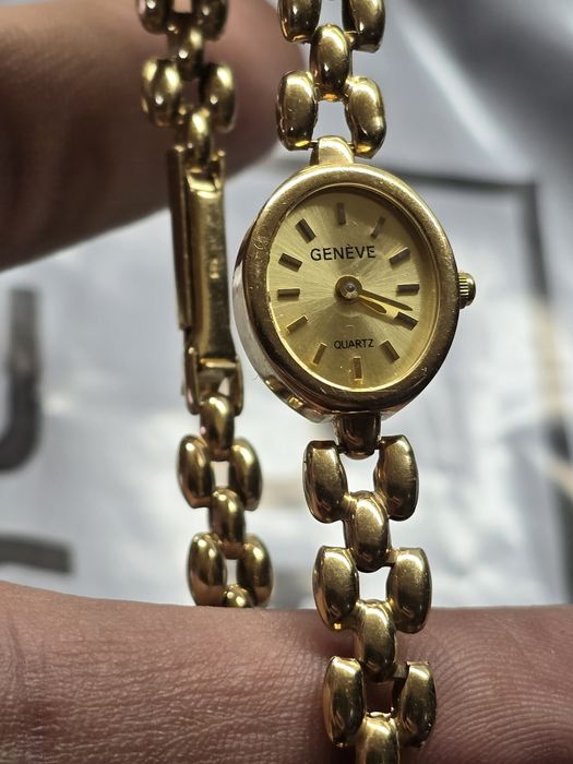 Золотые женские часы..