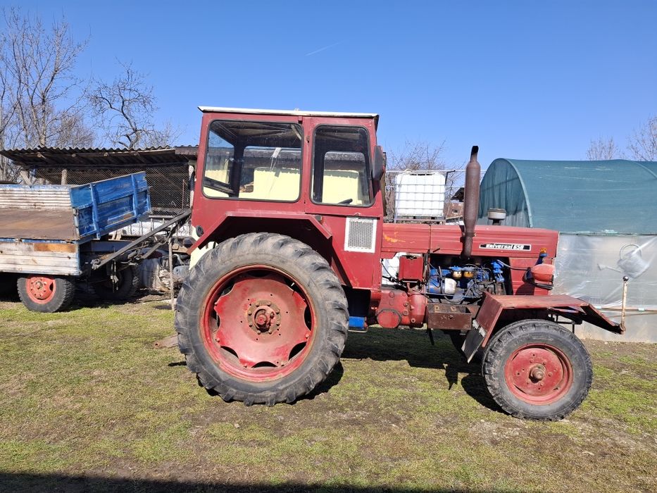 Tractor cu remorca si plug