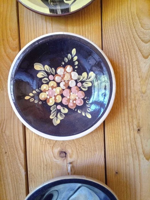 4 декоративни чинии с абстракция и прозрачна глазура.
Диаметр 20 см