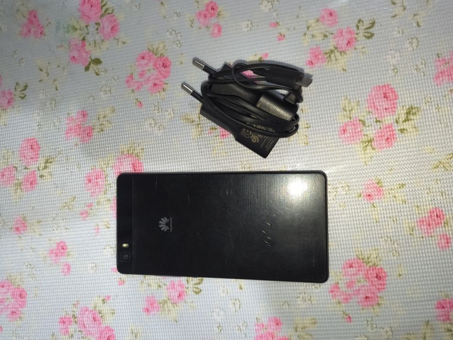 Vând un telefon funcționabil Huawei P8 Lite 2015 cu încărcător , funcționează touchscreen și se poate folosi pentru piese