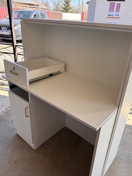 Продам ресепшен стол